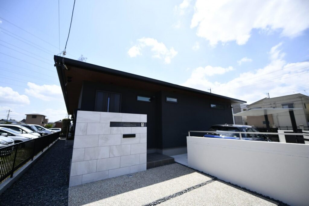 モダンな外構にワンポイントな和風を追加。坪庭つきのおしゃれなモダン外構の施工例！