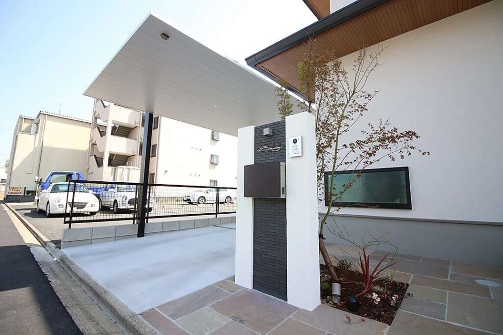 機能的な門柱と鮮やかなタイルを合わせてモダンな外構デザインを作り上げた施工例です。