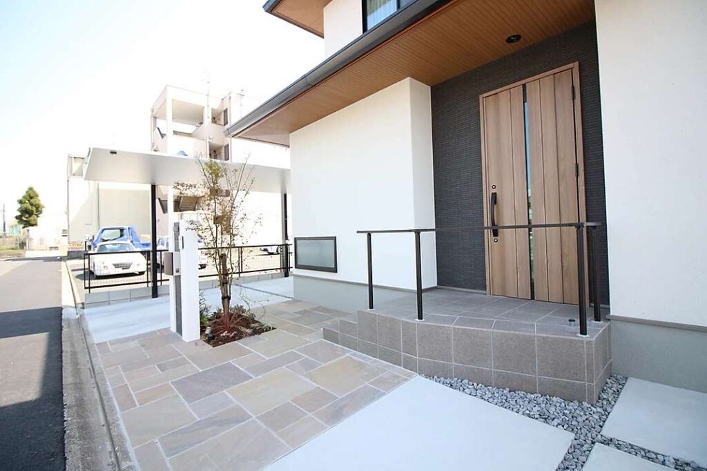 機能的な門柱と鮮やかなタイルを合わせてモダンな外構デザインを作り上げた施工例です。