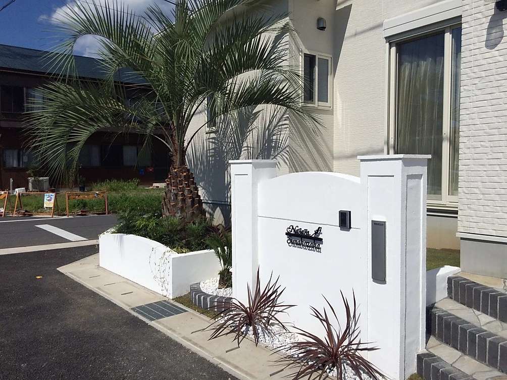 白が美しい洋風クラシックな外構施工例。門柱から植栽まで設計しました。