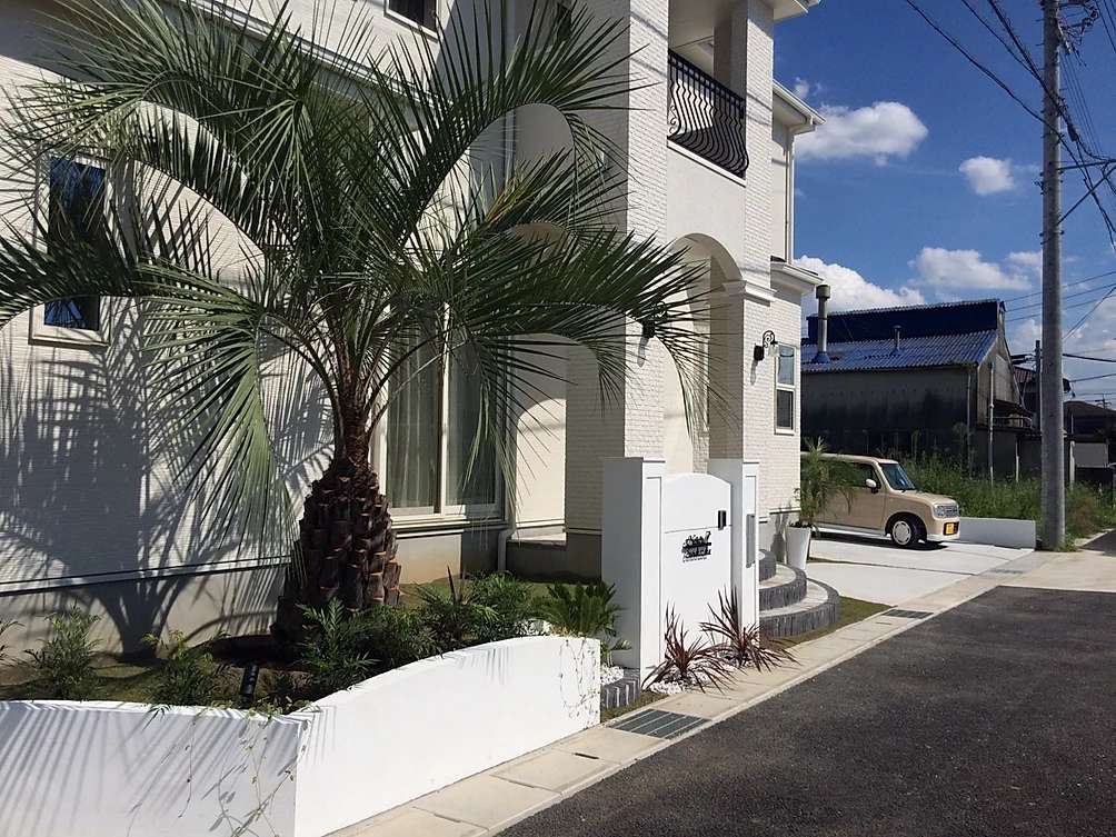 白が美しい洋風クラシックな外構施工例。門柱から植栽まで設計しました。