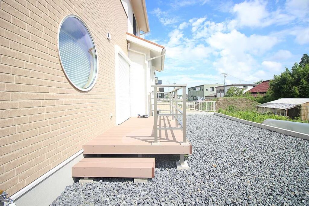 二台用カーポートと曲線アプローチを重ねたオシャレな現代風外構の施工例