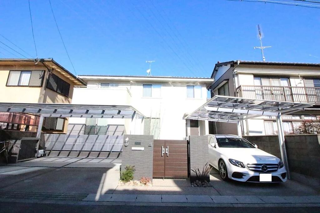 二種のカーポートを組み込んだモダン風外構デザインの施工例です。