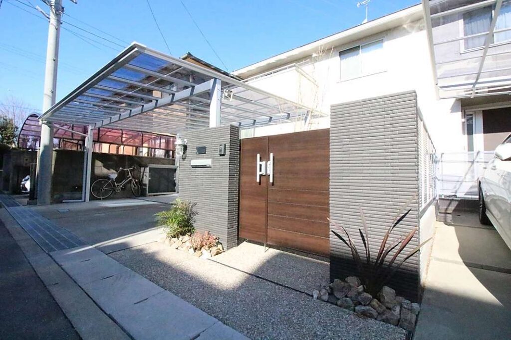 二種のカーポートを組み込んだモダン風外構デザインの施工例です。