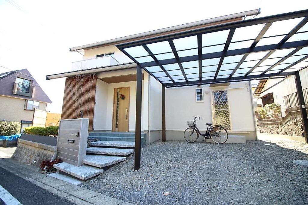 竹垣のある坪庭、花壇が添えられた門柱。和モダンな外構で建物を飾った施工例。