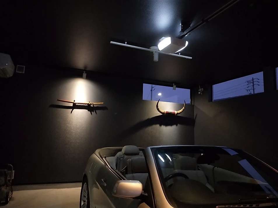 特注ガレージの施工例。ノエル岐阜店がオシャレで高級感のある現代的車庫を設計デザインしました。