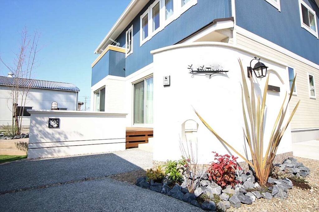 曲線アプローチが美しい洋風外構の施工例。植栽を活用したエレガントなエクステリアが完成です。