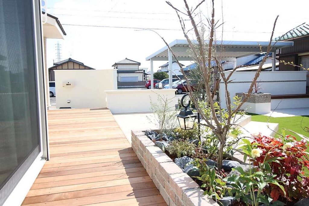 曲線アプローチが美しい洋風外構の施工例。植栽を活用したエレガントなエクステリアが完成です。