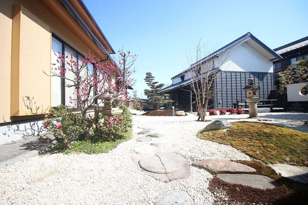 純和風な庭園の設計・デザイン。既存のお庭を大幅にリフォームして匠による外構・庭制作！