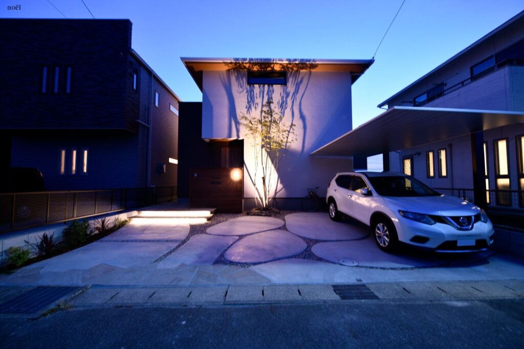 コンパクトの中に魅力を詰め込んだ洋風モダン外構。曲線とアクセントとなるカーポートの組み合わせ。