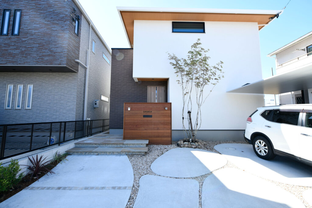 コンパクトの中に魅力を詰め込んだ洋風モダン外構。曲線とアクセントとなるカーポートの組み合わせ。