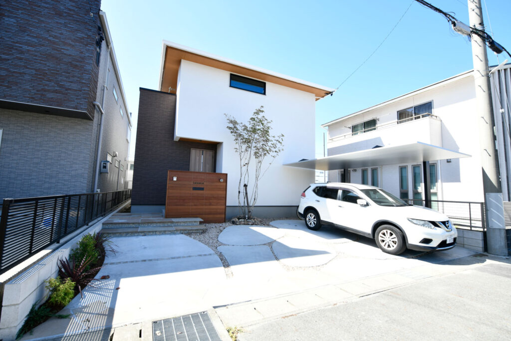 コンパクトの中に魅力を詰め込んだ洋風モダン外構。曲線とアクセントとなるカーポートの組み合わせ。