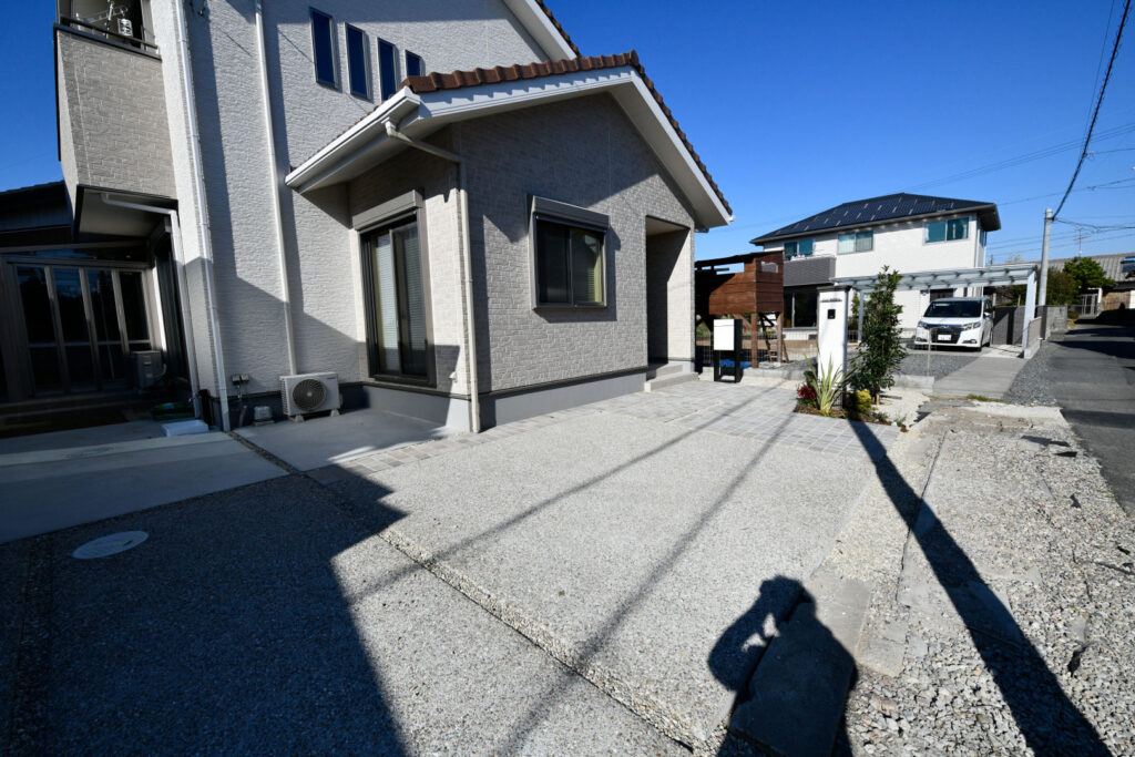 上品な佇まいの門柱とナチュラルモダンな外構の施工例。ワンポイントな植栽を最大限に活用。