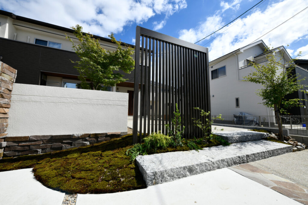 上品さと落ち着きのある和モダン外構。プライバシーを守りつつも、開放感を演出しました。