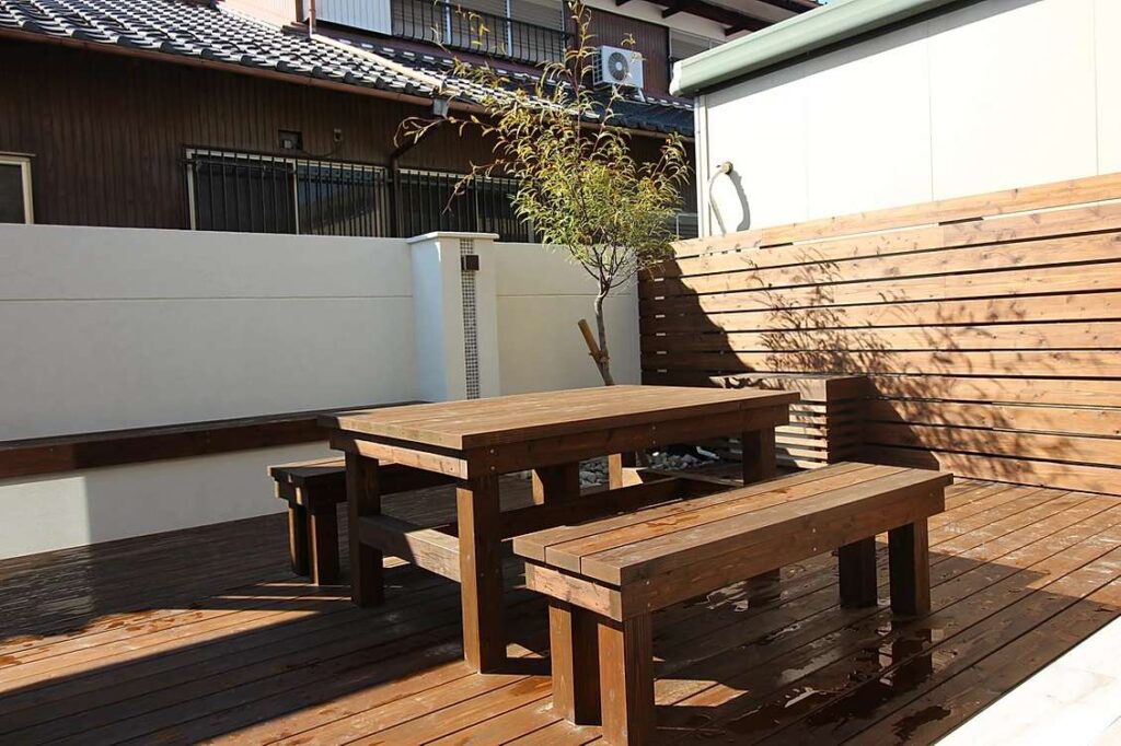 コンパクトなクローズ外構エリアを素敵なナチュラルガーデンにアレンジ。緑と一体化したオシャレなエクステリアの施工例！