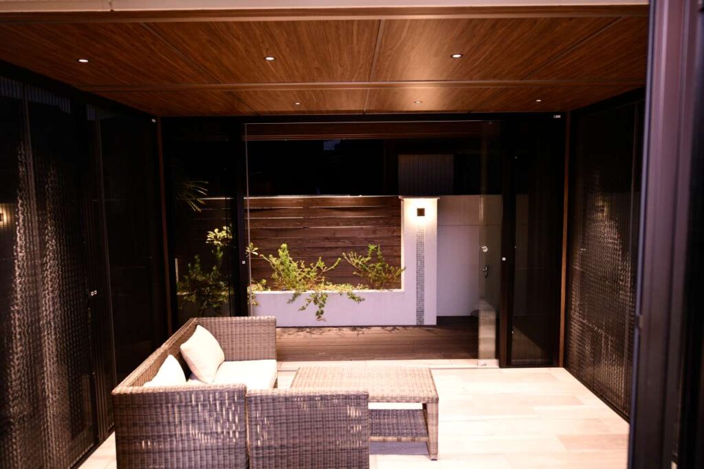 コンパクトなクローズ外構エリアを素敵なナチュラルガーデンにアレンジ。緑と一体化したオシャレなエクステリアの施工例！