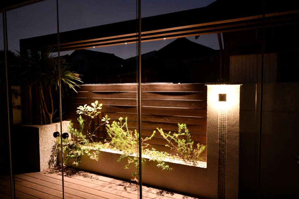 コンパクトなクローズ外構エリアを素敵なナチュラルガーデンにアレンジ。緑と一体化したオシャレなエクステリアの施工例！