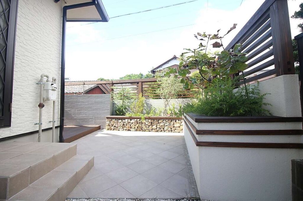 ガビオンを活用した花壇がオシャレを表現する個性的な洋風外構の施工例。