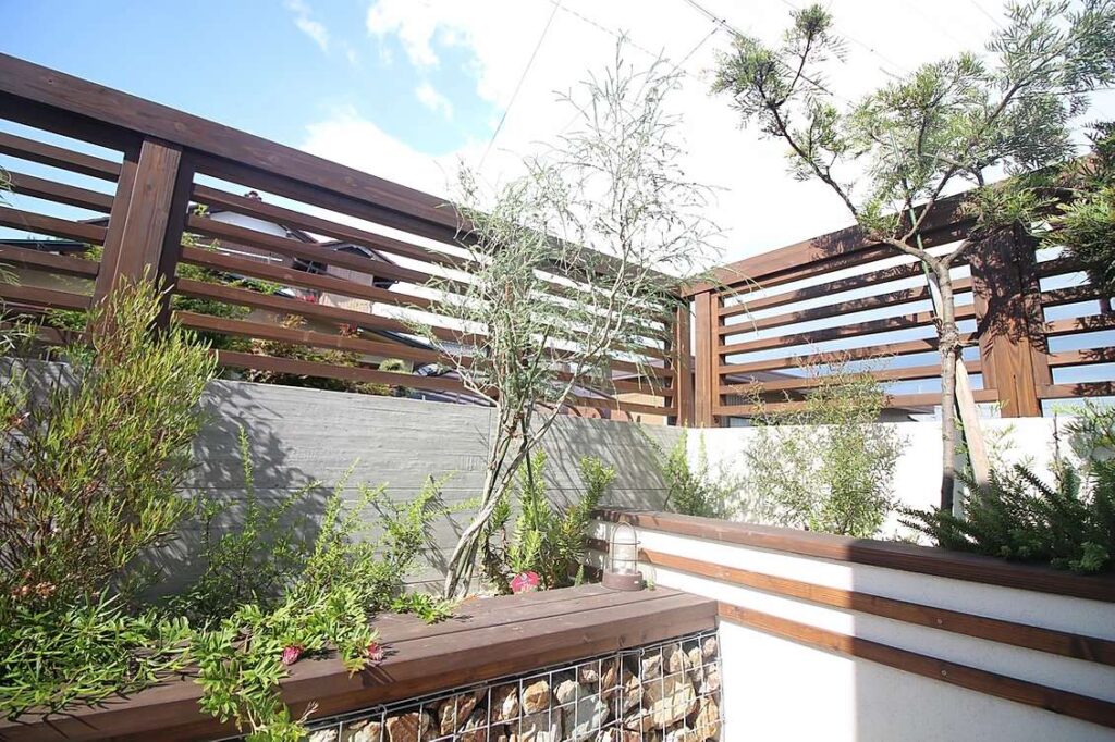 ガビオンを活用した花壇がオシャレを表現する個性的な洋風外構の施工例。