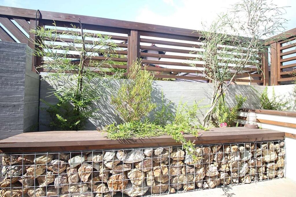 ガビオンを活用した花壇がオシャレを表現する個性的な洋風外構の施工例。