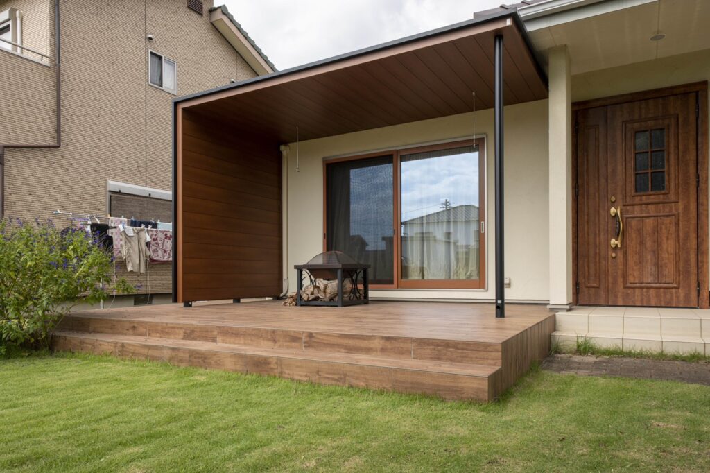 木目タイルテラスを中心としたリフォーム庭工事施工例。目隠しフェンスの設置も行いました。