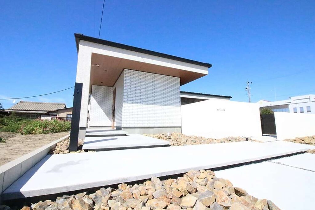 浮遊感のあるアプローチを演出した個性的なモダン外構の施工例です。