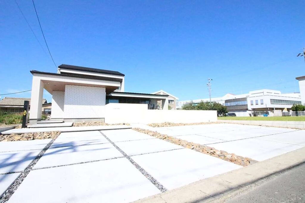 浮遊感のあるアプローチを演出した個性的なモダン外構の施工例です。