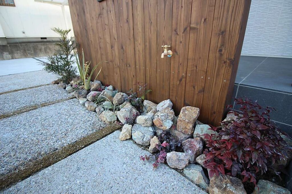 エコアコールウッド製の門柱でナチュラル感を演出した新築外構工事、カーポートは安定した大型のものを採用。