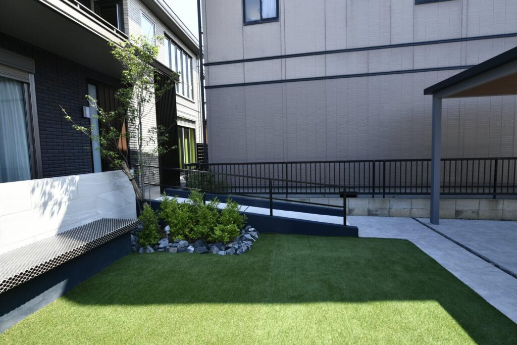 天然石をふんだんに使用した門柱と、重厚感あるエントランスゲートでつくる、高級感あるモダン外構。