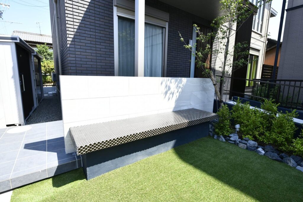 天然石をふんだんに使用した門柱と、重厚感あるエントランスゲートでつくる、高級感あるモダン外構。