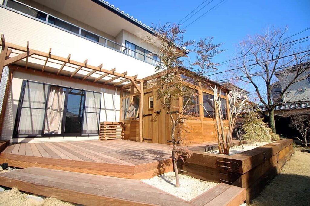 木造のおしゃれガーデンルームを施工して庭をさらに楽しめるようにアレンジした施工例。