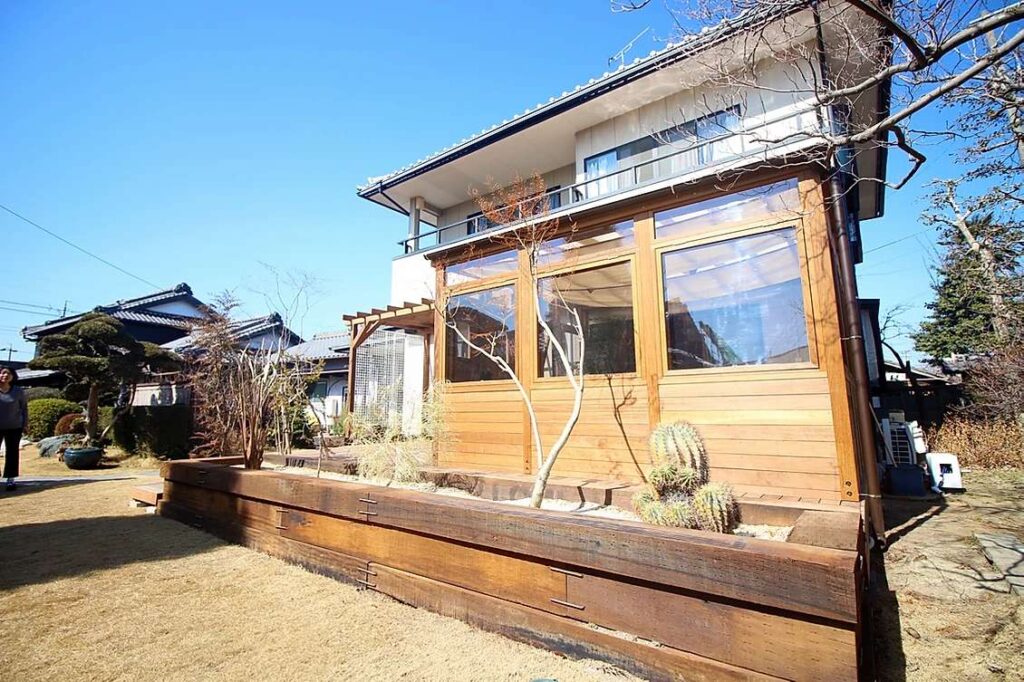 木造のおしゃれガーデンルームを施工して庭をさらに楽しめるようにアレンジした施工例。