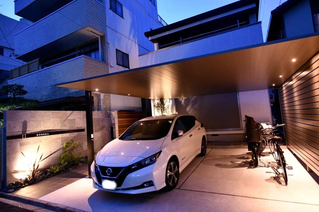 タイル門柱とコンパクトな空間を活用した高級感あるオシャレ外構！タイル門柱とスリムカーポートがポイントです。