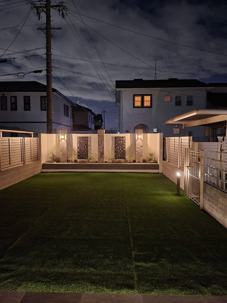 大型ガーデンルームとドッグランのあるお庭