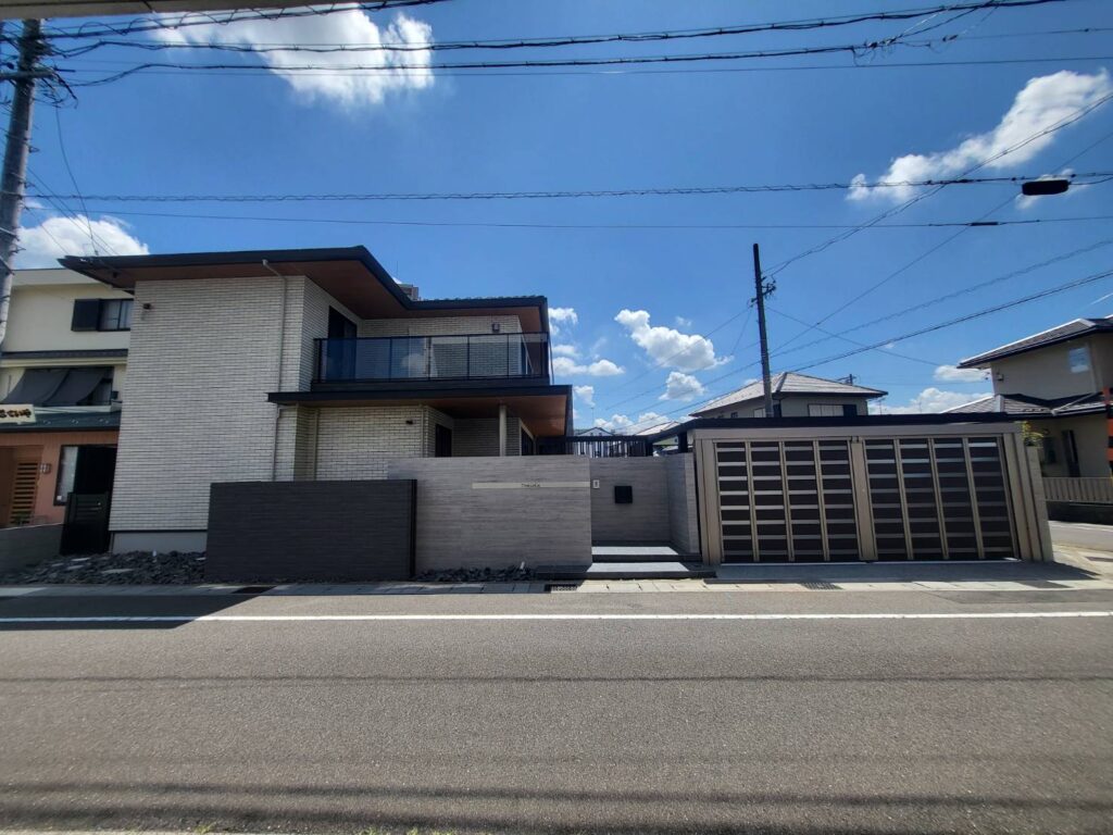 プレミエスゲートのあるクローズ外構デザイン。