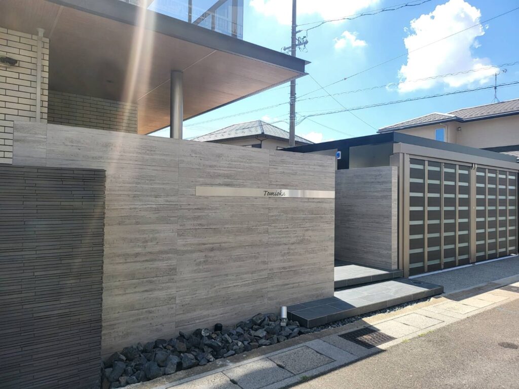 プレミエスゲートのあるクローズ外構デザイン。