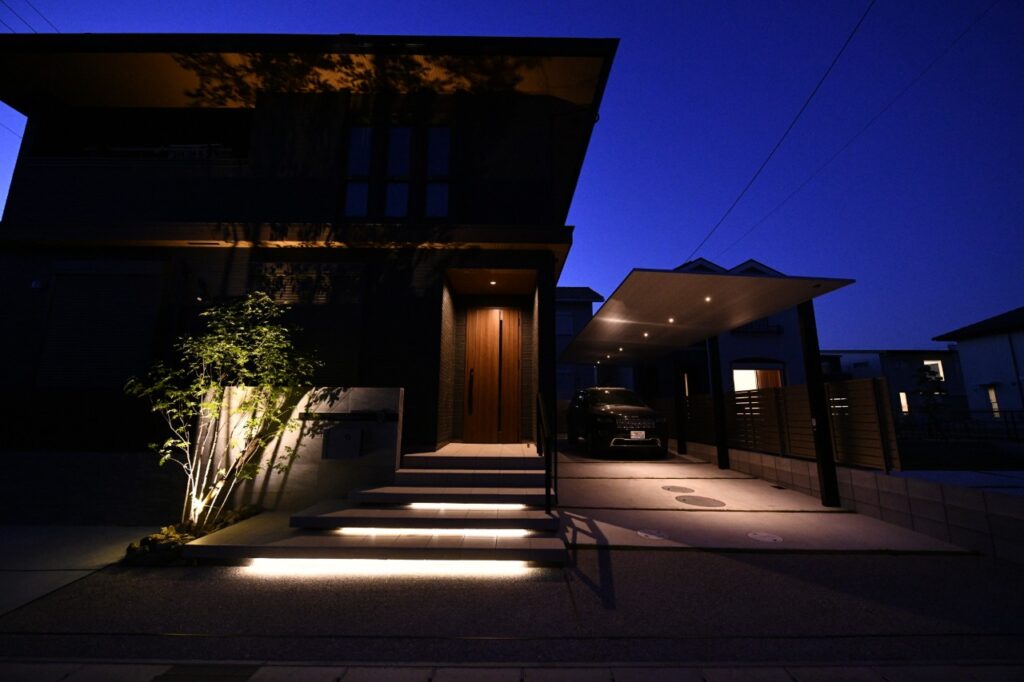 ライトアップにも凝ったモダン外構の施工例。直線ラインを組み合わせてオシャレに演出しました。