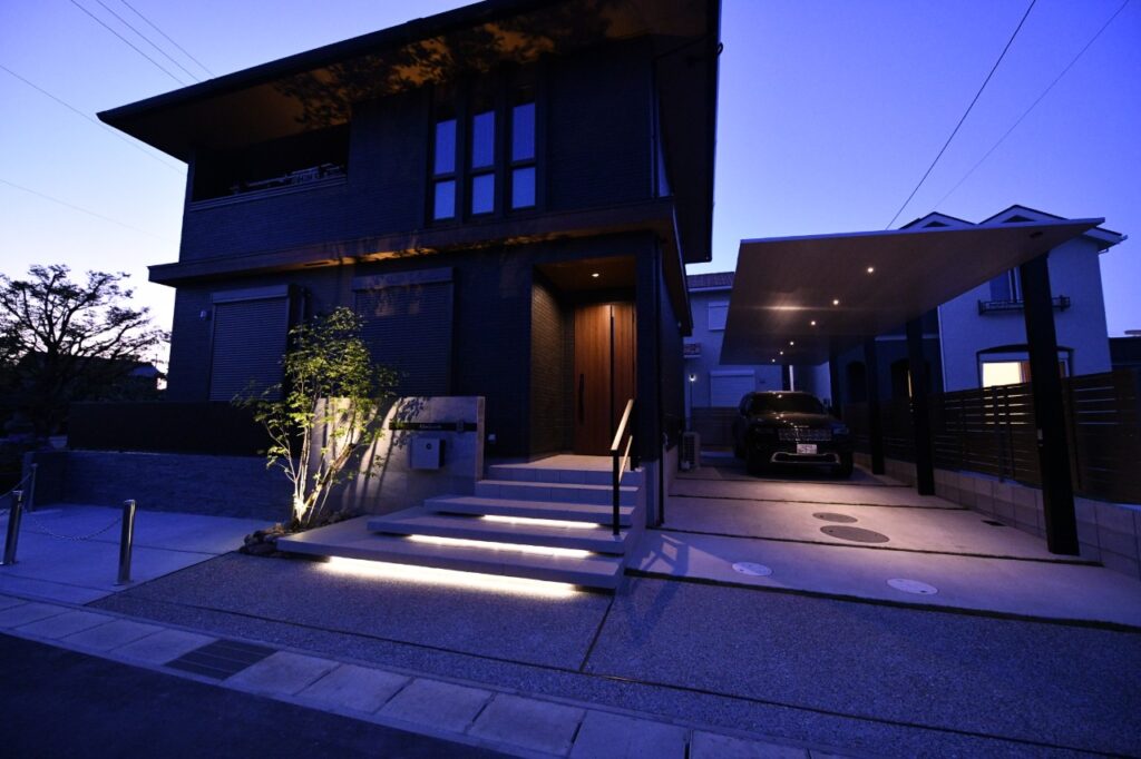 ライトアップにも凝ったモダン外構の施工例。直線ラインを組み合わせてオシャレに演出しました。