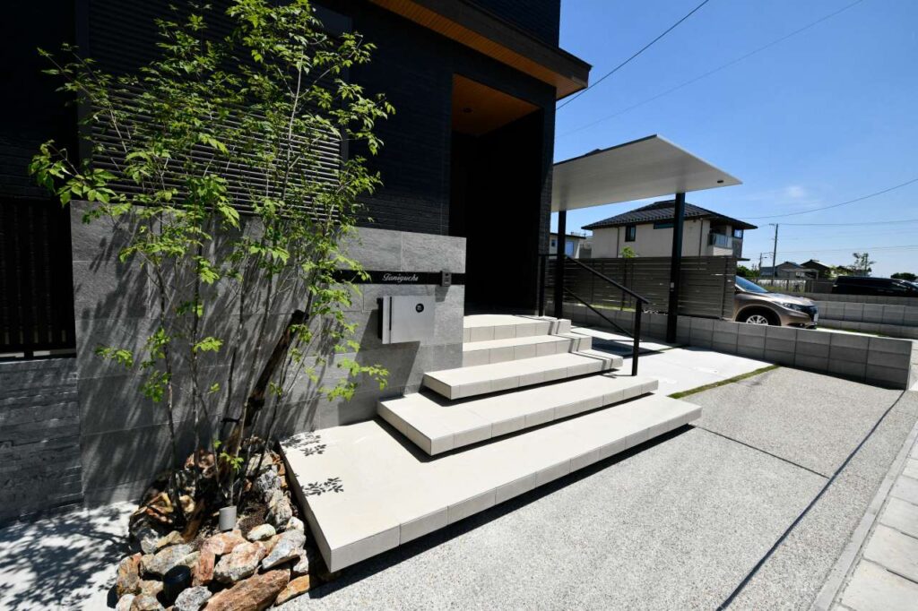 ライトアップにも凝ったモダン外構の施工例。直線ラインを組み合わせてオシャレに演出しました。