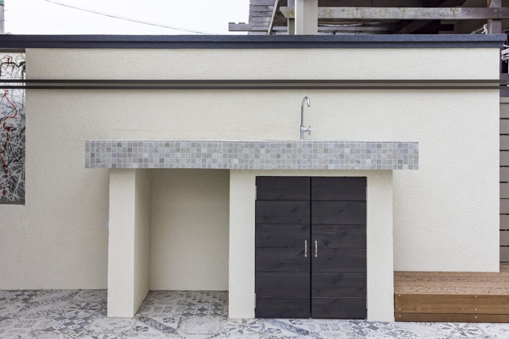 オリジナルデザインガラスを使用したおしゃれさと機能性を兼ね備えたガーデンデザイン