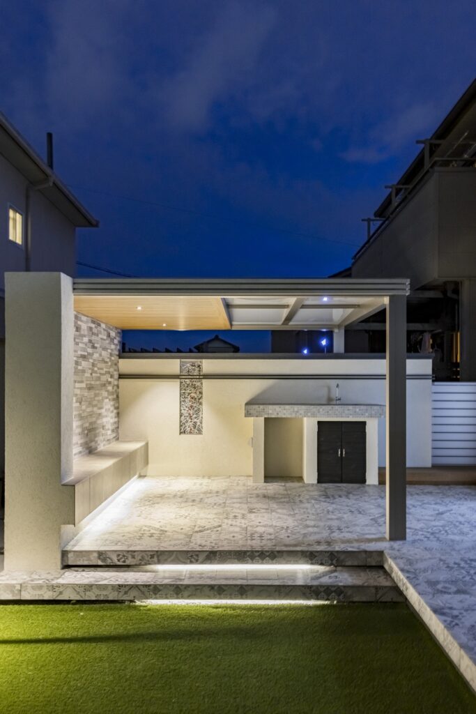 オリジナルデザインガラスを使用したおしゃれさと機能性を兼ね備えたガーデンデザイン